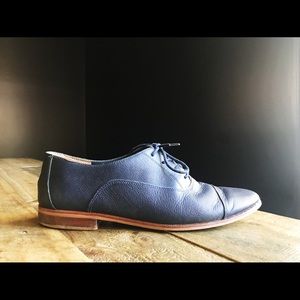 Madewell 1937 Navy leather lace-up shoes.